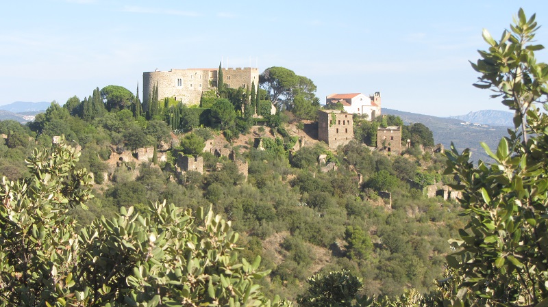 Le château et le village depuis St Pere